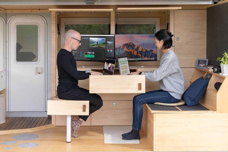 Le camion aménagé est équipé d'une table et d'un banc mobiles, ainsi que d'un poste de travail pour deux personnes.