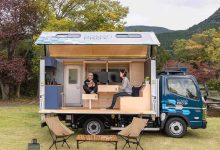 Un camion aménagé avec un habitacle ouvrant.