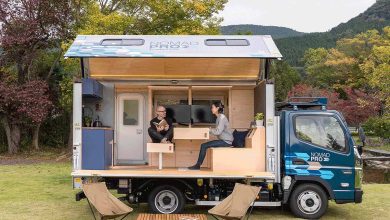 Un camion aménagé avec un habitacle ouvrant.