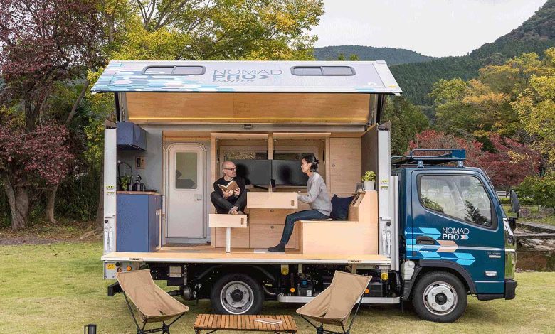 Un camion aménagé avec un habitacle ouvrant.