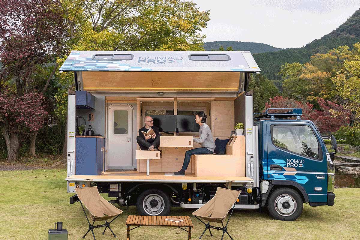 Un camion aménagé avec un habitacle ouvrant.