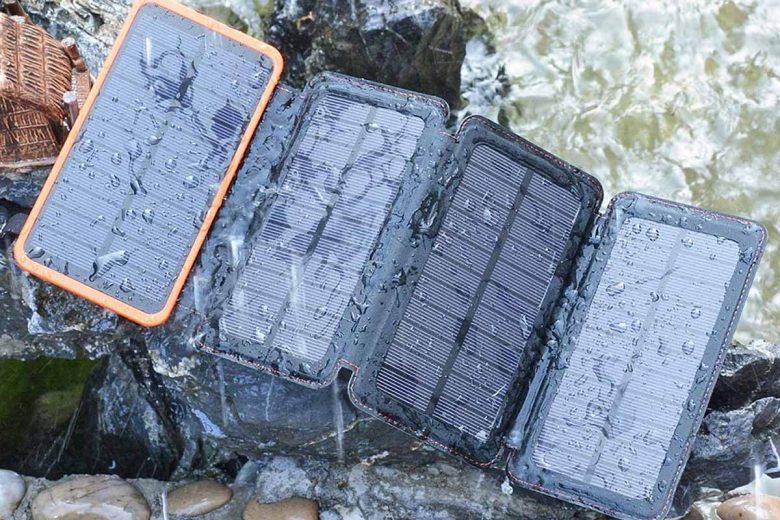 Un chargeur solaire résistant à l'eau.