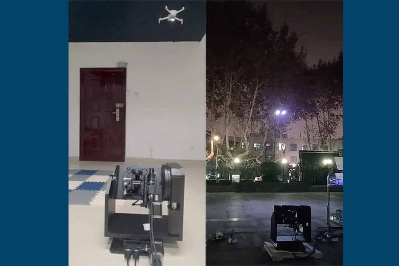 L'équipe de chercheurs a testé le drone en intérieur et en extérieur, à la lumière du jour et à la lumière artificielle.
