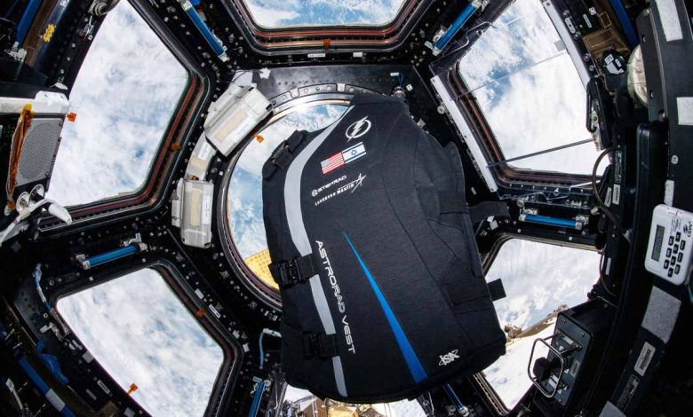 Le gilet AstroRad dans le module Cupola à bord de la Station spatiale internationale.