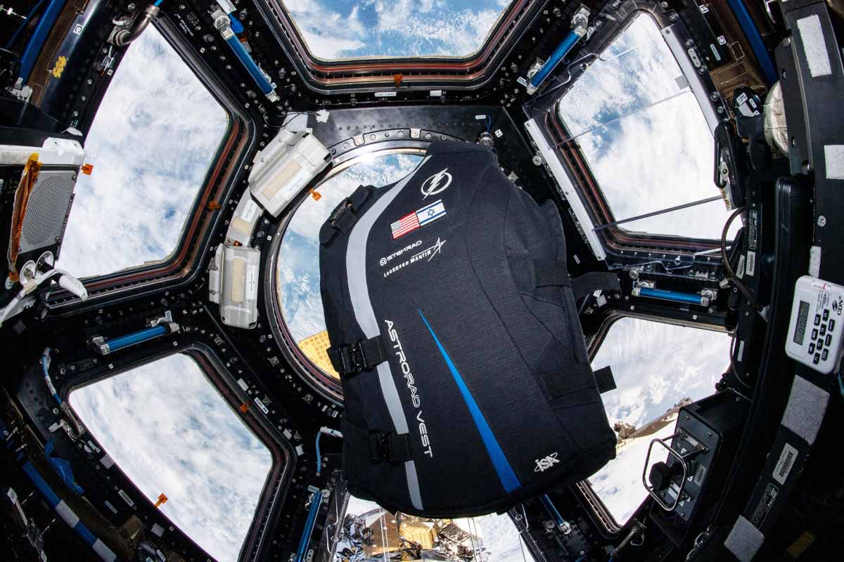 Le gilet AstroRad dans le module Cupola à bord de la Station spatiale internationale.