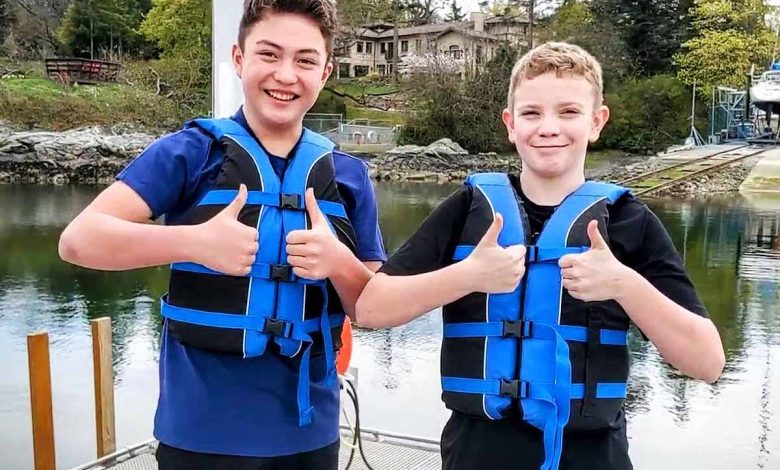 Des adolescents gagnent un prix de 5 200 $ pour la conception d'un gilet de sauvetage autochauffant.