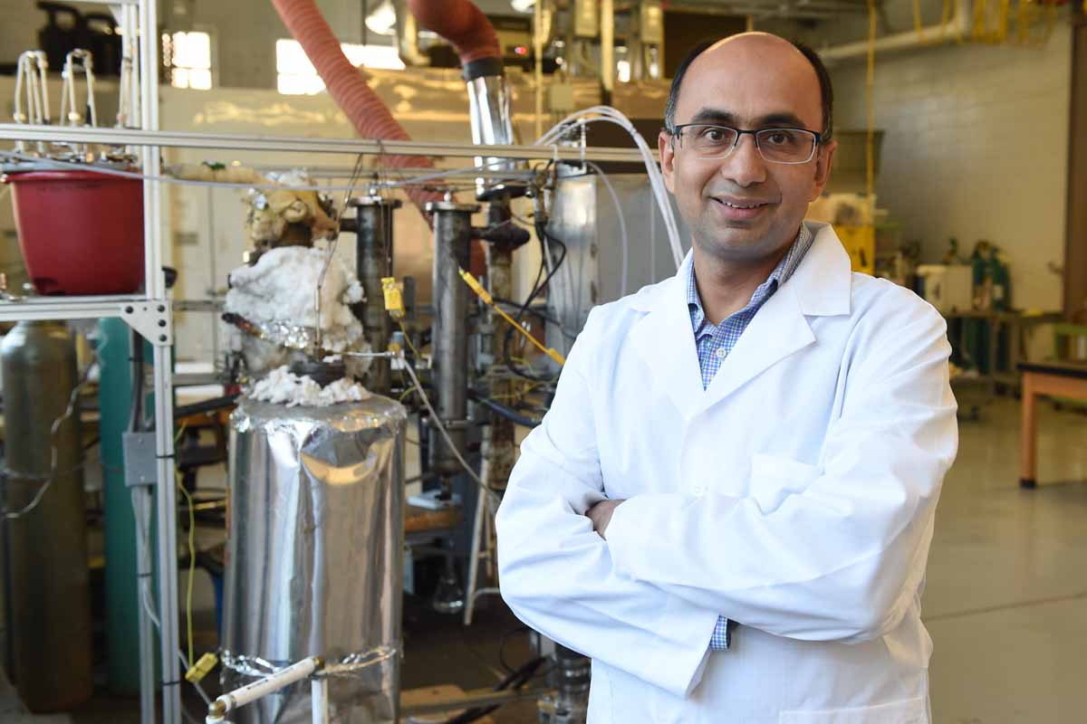 Sushil Adhikari, professeur d'ingénierie des biosystèmes au College of Agriculture d'Auburn, est le chercheur principal d'un projet qui vise à produire de l'hydrogène à partir de matières premières mélangées. La conversion de déchets de charbon, de biomasse et de déchets alimentaires en hydrogène contribuera à réduire les émissions de gaz à effet de serre liées à la production d'hydrogène et à résoudre les problèmes de gaspillage alimentaire.