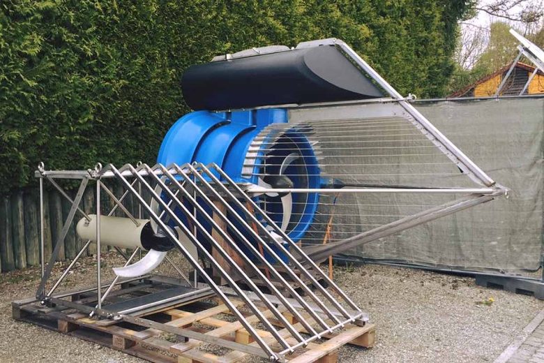 Une turbine conçue pour les rivières, avec une protection renforcée contre les débris et un système d'ancrage breveté.