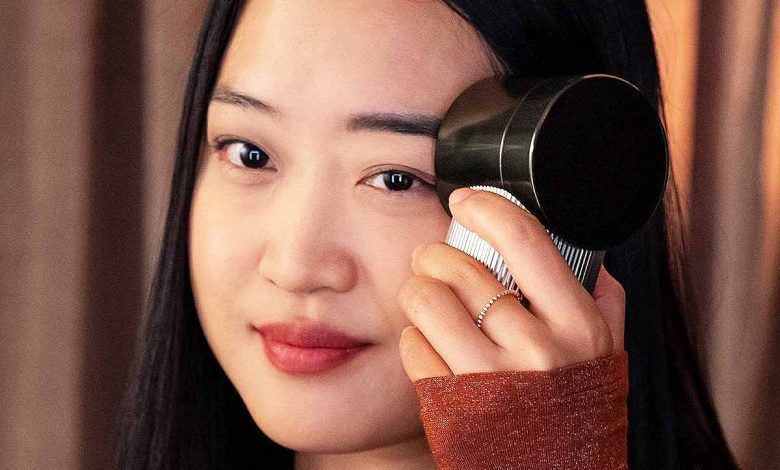 Grâce à la technologie Modiface AR de L'Oréal, L'Oréal Brow Magic scanne le visage de l'utilisateur et fait des recommandations pour les effets de microblading, micro-shading ou filler.