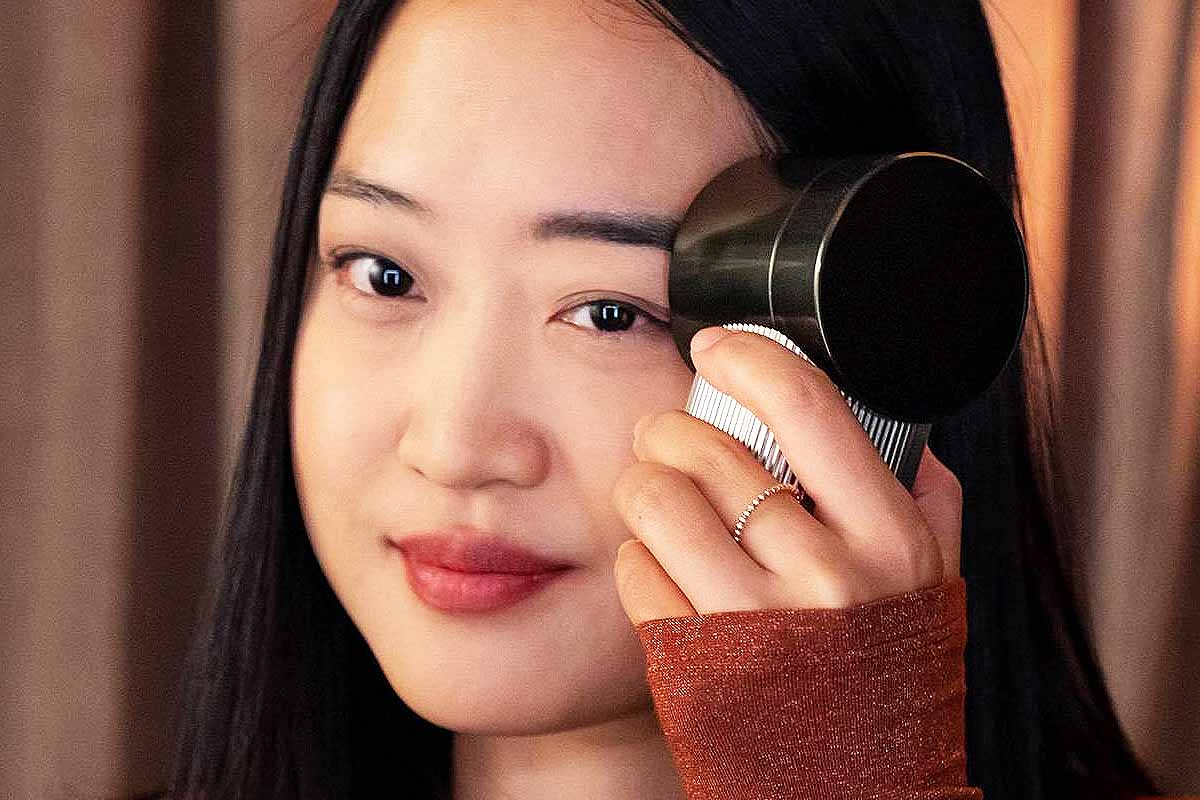 Grâce à la technologie Modiface AR de L'Oréal, L'Oréal Brow Magic scanne le visage de l'utilisateur et fait des recommandations pour les effets de microblading, micro-shading ou filler.