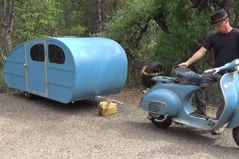 L'inventeur explique qu'il arrive à la tracter à une vitesse de 60 km/h avec un scooter Vespa 1962 de collection.