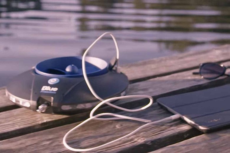 En utilisant la puissance de l'eau qui coule, Blue Freedom produit une énergie portable pour charger tous vos appareils électriques