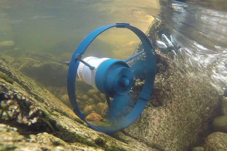 Un générateur d'énergie hydroélectrique portable qui convertit les sources d'eau en mouvement en énergie stockée