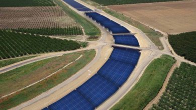 Un projet inspiré par une étude de l'Université de Californie publiée en 2021 qui a démontré les nombreux avantages en termes d'eau, d'énergie et de coûts de couvrir le système d'aqueducs exposés de la Californie avec des panneaux solaires.