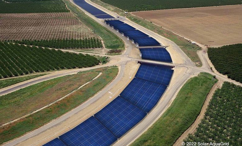 Un projet inspiré par une étude de l'Université de Californie publiée en 2021 qui a démontré les nombreux avantages en termes d'eau, d'énergie et de coûts de couvrir le système d'aqueducs exposés de la Californie avec des panneaux solaires.