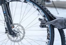 Une invention pour ajouter une bande cloutée sur les pneus de vélos.