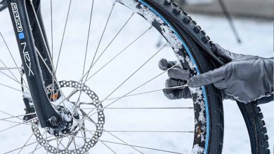 Une invention pour ajouter une bande cloutée sur les pneus de vélos.