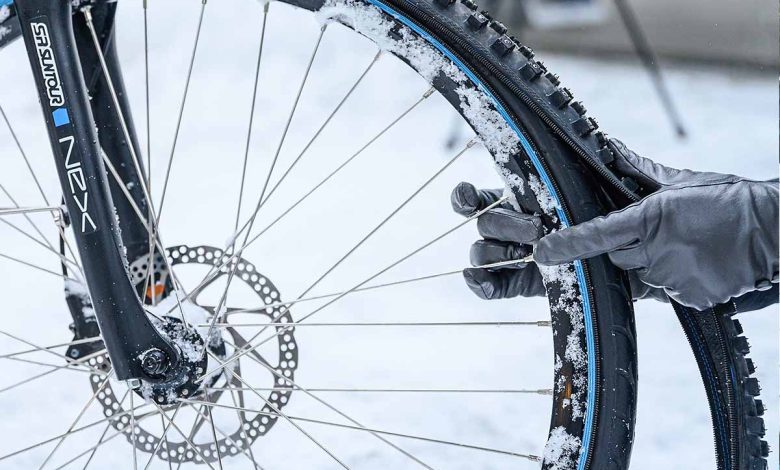 Une invention pour ajouter une bande cloutée sur les pneus de vélos.