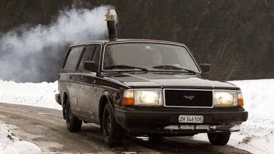 Pascal Prokop a installé dans sa voiture un poêle à bois avec conduit de cheminée.
