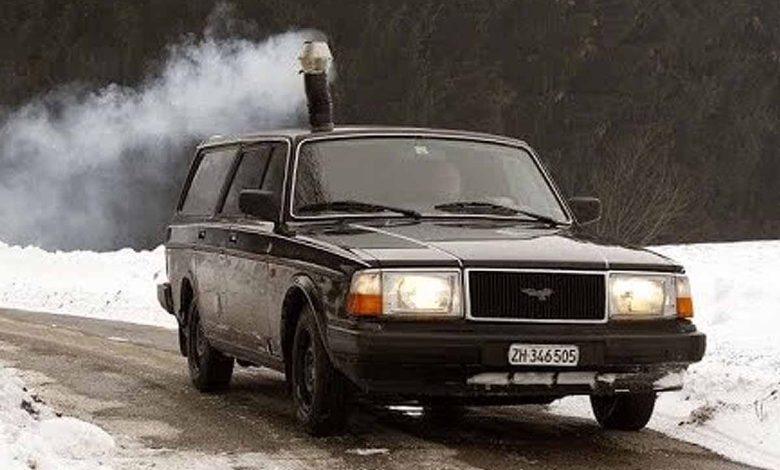 Pascal Prokop a installé dans sa voiture un poêle à bois avec conduit de cheminée.