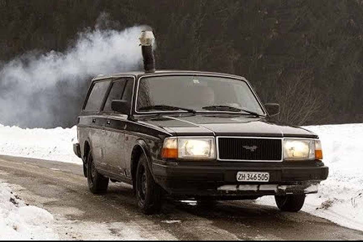 Pascal Prokop a installé dans sa voiture un poêle à bois avec conduit de cheminée.