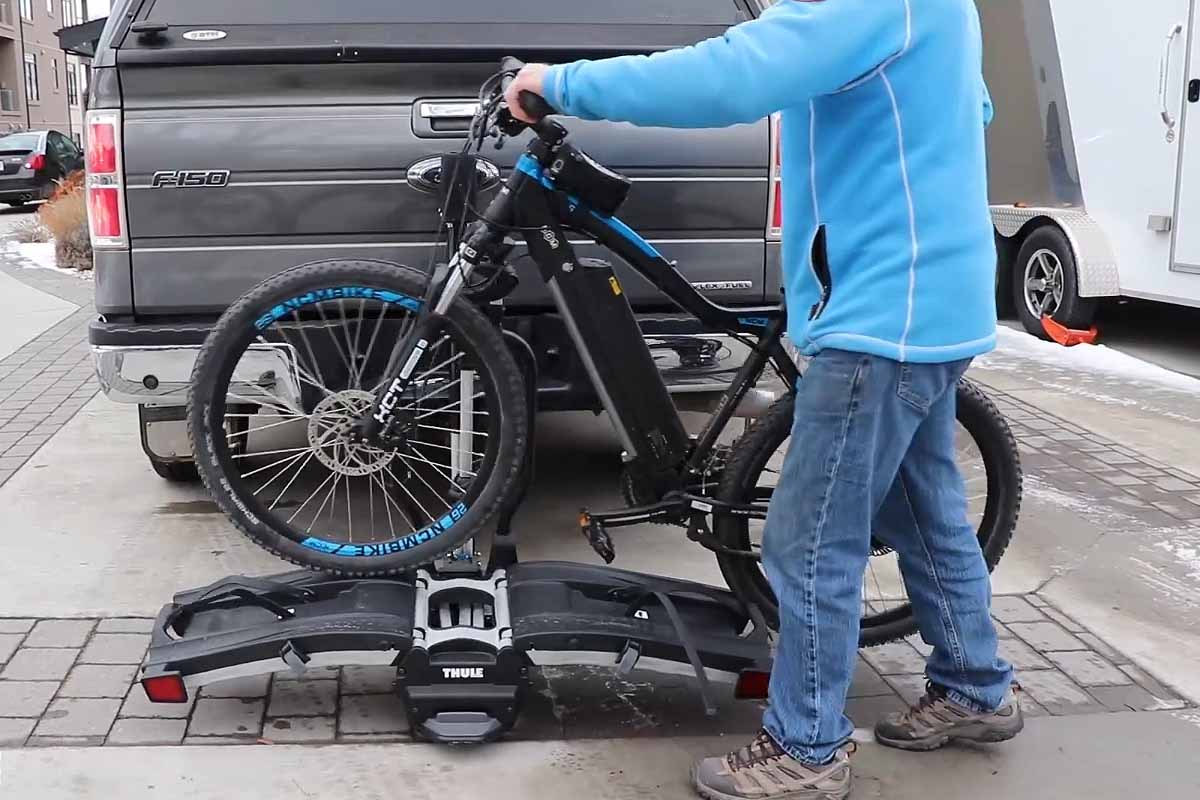 Un élévateur électrique pour charger facilement et en toute sécurité votre vélo sur un porte-vélo