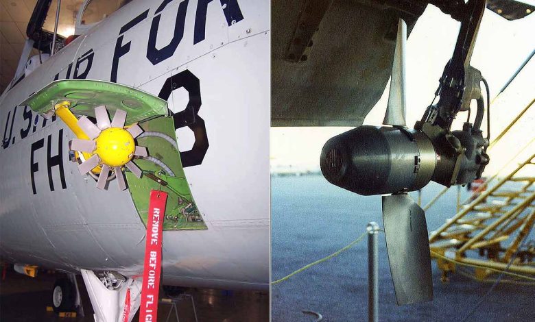 Éolienne de secours d'un Boeing 757 (droite) et une éolienne de secours d'un chasseur-bombardier F-105 (gauche).