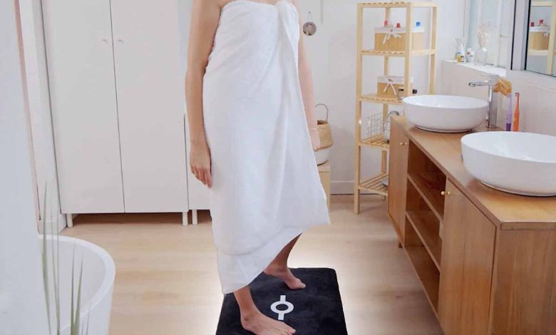 L'invention d'une balance intelligente, un lecteur d'équilibre et de stabilité et un évaluateur de posture pour la salle de bain