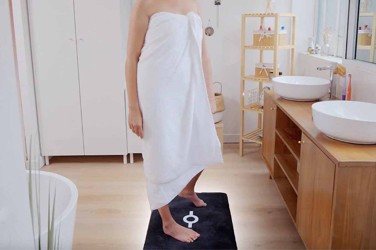 L'invention d'une balance intelligente, un lecteur d'équilibre et de stabilité et un évaluateur de posture pour la salle de bain