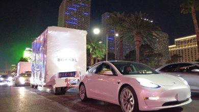 Tesla Model 3 remorque une maison Boxabl de plus de six tonnes.