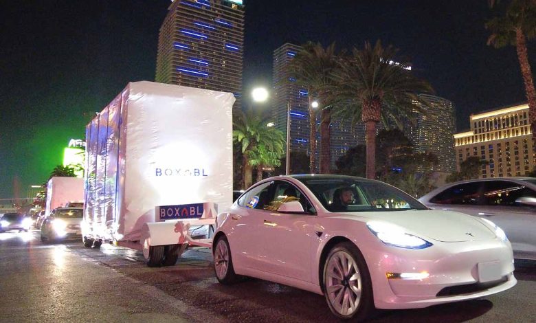 Tesla Model 3 remorque une maison Boxabl de plus de six tonnes.