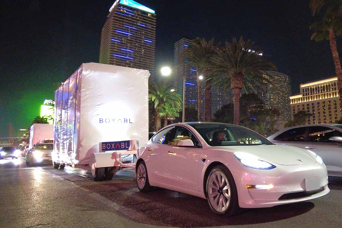 Tesla Model 3 remorque une maison Boxabl de plus de six tonnes.