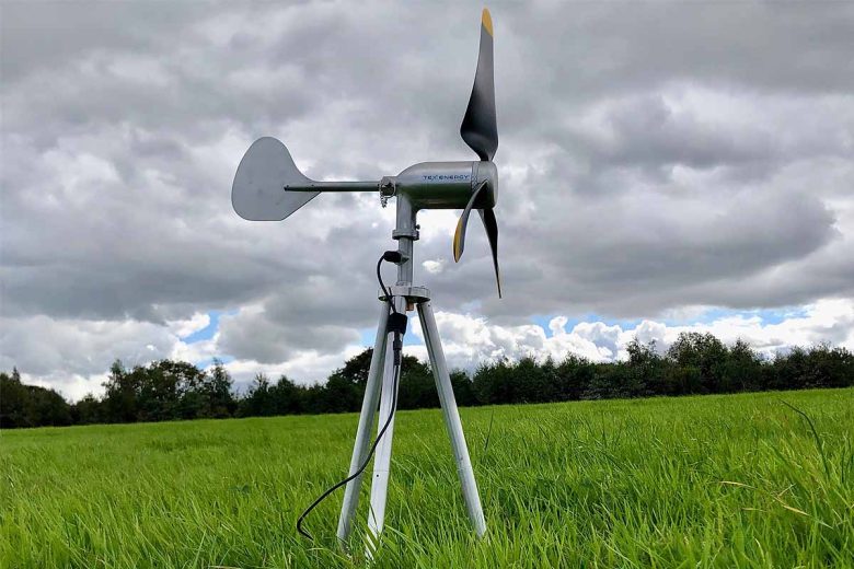 Une éolienne portable qui exploite le vent pour générer de l'énergie.