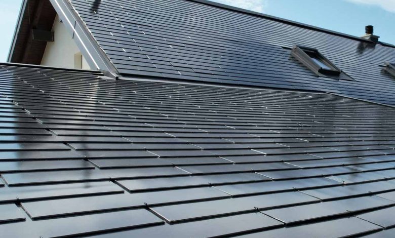 La tuile Solaris™ Premium Black avec des lignes invisibles, revêtement anti-reflet. Une tuile adaptée aux nouvelles constructions, ou aux rénovations de bâtiments modernes.