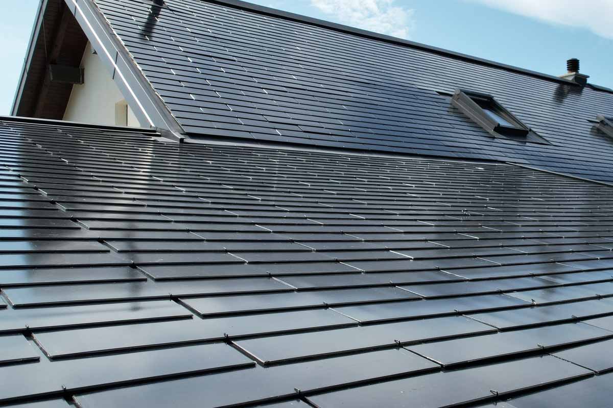 La tuile Solaris™ Premium Black avec des lignes invisibles, revêtement anti-reflet. Une tuile adaptée aux nouvelles constructions, ou aux rénovations de bâtiments modernes.