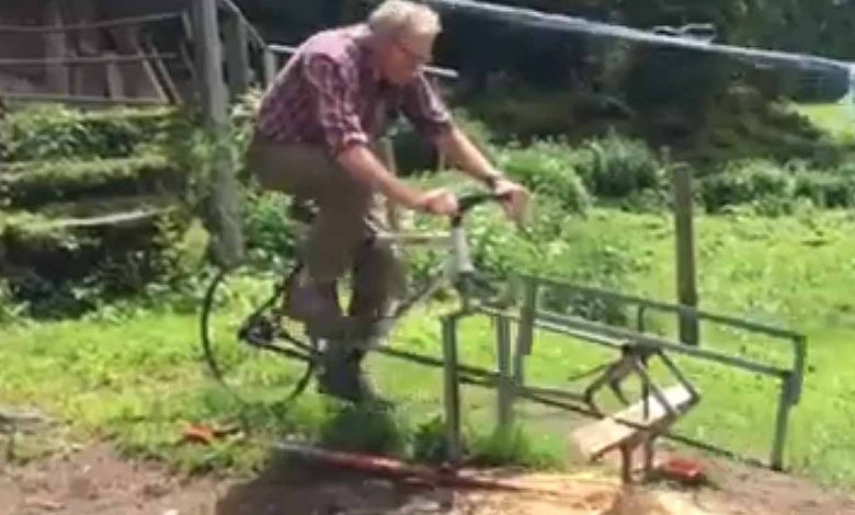 Il invente un vélo pour couper du bois.