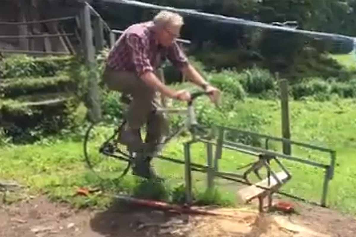 Il invente un vélo pour couper du bois.