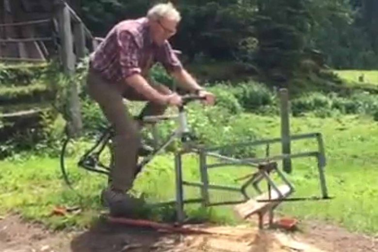 Un vélo avec une scie intégrée.