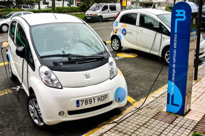 Les véhicules (comme la voiture Peugeot iON) doivent être équipés d'une prise CHAdeMO.