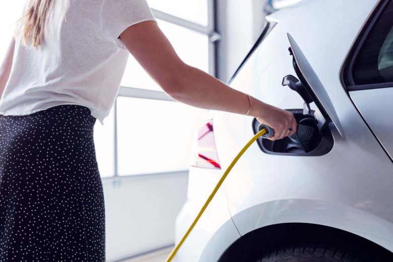 Une voiture électrique branchée sur une borne de recharge.