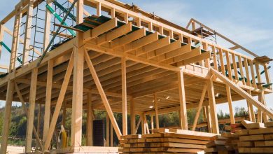 Une maison en carton avec une ossature en bois.