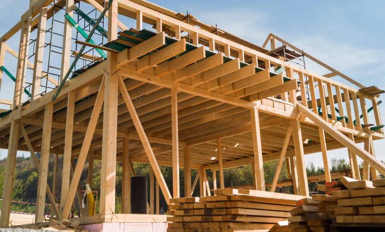 Une maison en carton avec une ossature en bois.