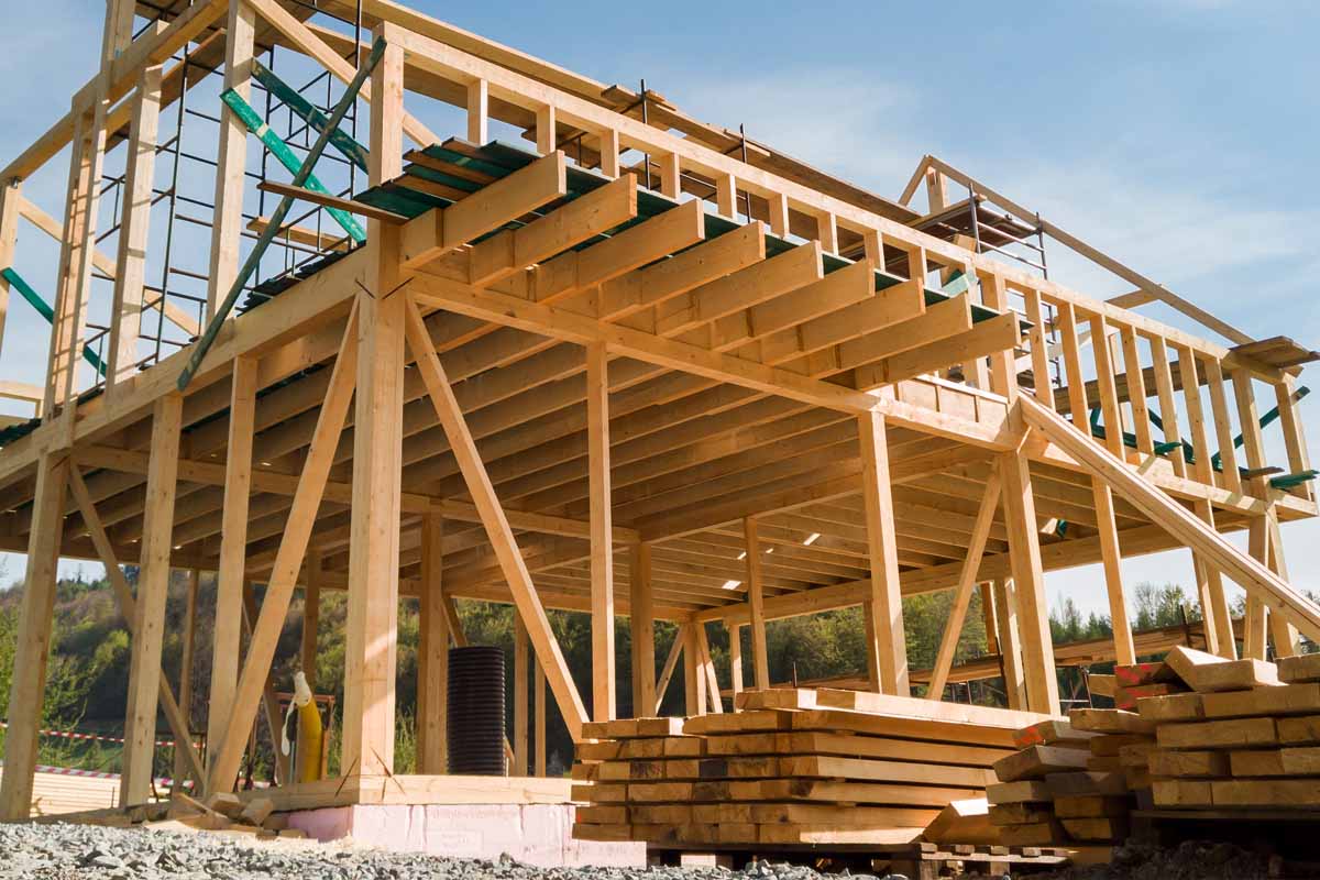 Une maison en carton avec une ossature en bois.