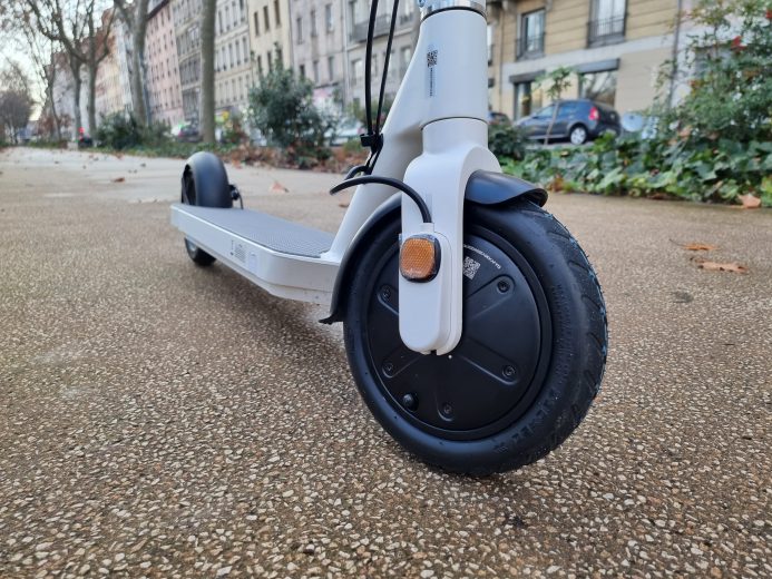 La roue avant de la trottinette. 