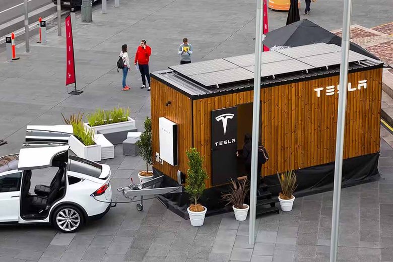 Une Powerwall et l'énergie solaire intégrées de manière transparente pour alimenter la maison sur roues.