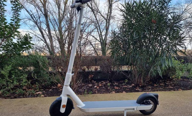 Nous avons testé la trottinette OKAI NEON ES-20. Voici notre avis.