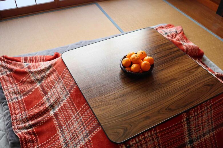 Kotatsu, une table recouverte d'une couverture. 