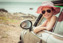 Une femme par la fenêtre de la voiture.