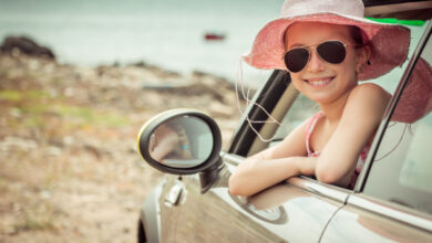 Une femme par la fenêtre de la voiture.