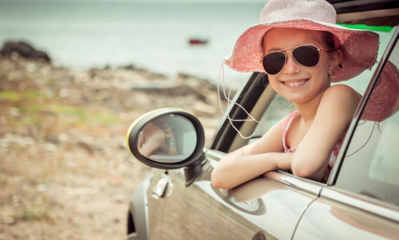 Une femme par la fenêtre de la voiture.